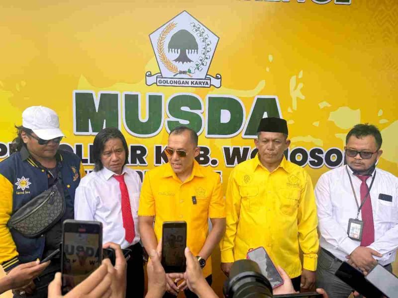 Triana Widodo atau Wiwid Cebong (tengah) terpilih kembali memimpin Golkar Wonosobo.