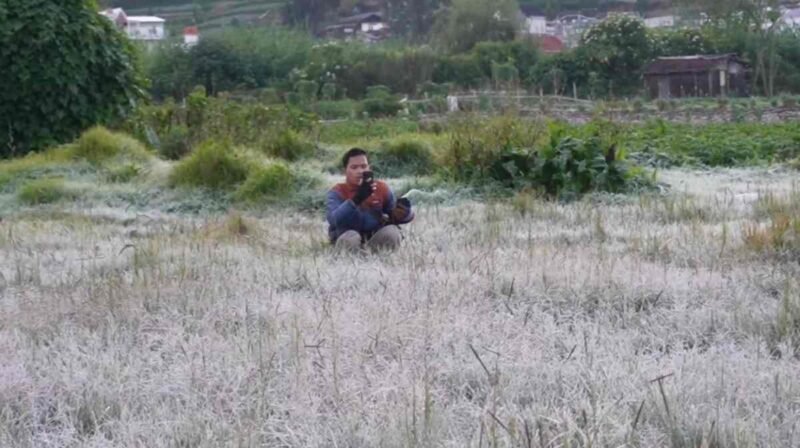 Embus Es muncul di kawasan Dataran Tinggi Dieng, Jawa Tengah.