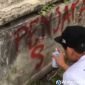 Warga Desa Marongsari Sapuran melakukan protes dengan menulis keluhannya di dekat Kantor Desa.