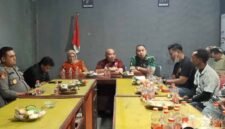 Audiensi warga Desa Marongsari di Mapolsek Sapuran.