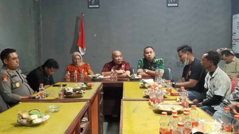 Audiensi warga Desa Marongsari di Mapolsek Sapuran.