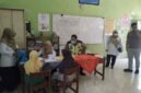 Personil Polres Wonosobo mengawal program deteksi dini penyakit menular yang menyasar generasi muda.