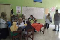 Personil Polres Wonosobo mengawal program deteksi dini penyakit menular yang menyasar generasi muda.