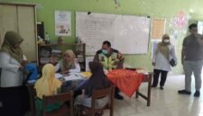Personil Polres Wonosobo mengawal program deteksi dini penyakit menular yang menyasar generasi muda.