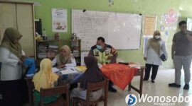 Personil Polres Wonosobo mengawal program deteksi dini penyakit menular yang menyasar generasi muda.