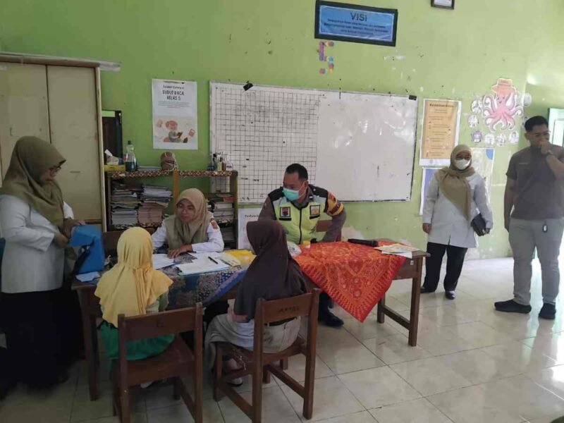 Personil Polres Wonosobo mengawal program deteksi dini penyakit menular yang menyasar generasi muda.