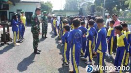 Para siswa SD Negeri 1 Sojokerto mengikuti edukasi wawasan kebangsaan anak SD di Kodim 0707 Wonosobo.
