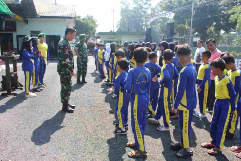 Para siswa SD Negeri 1 Sojokerto mengikuti edukasi wawasan kebangsaan anak SD di Kodim 0707 Wonosobo.