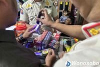 Petugas gabungan saat melakukan razia rokok ilegal di wilayah Sapuran.
