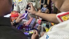 Petugas gabungan saat melakukan razia rokok ilegal di wilayah Sapuran.