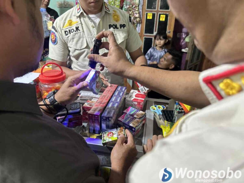 Petugas gabungan saat melakukan razia rokok ilegal di wilayah Sapuran.