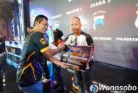 Penyerahan hadiah dalam ajang Kapolda Jateng Cup E-Sport Tournament 2026.