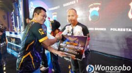 Penyerahan hadiah dalam ajang Kapolda Jateng Cup E-Sport Tournament 2026.