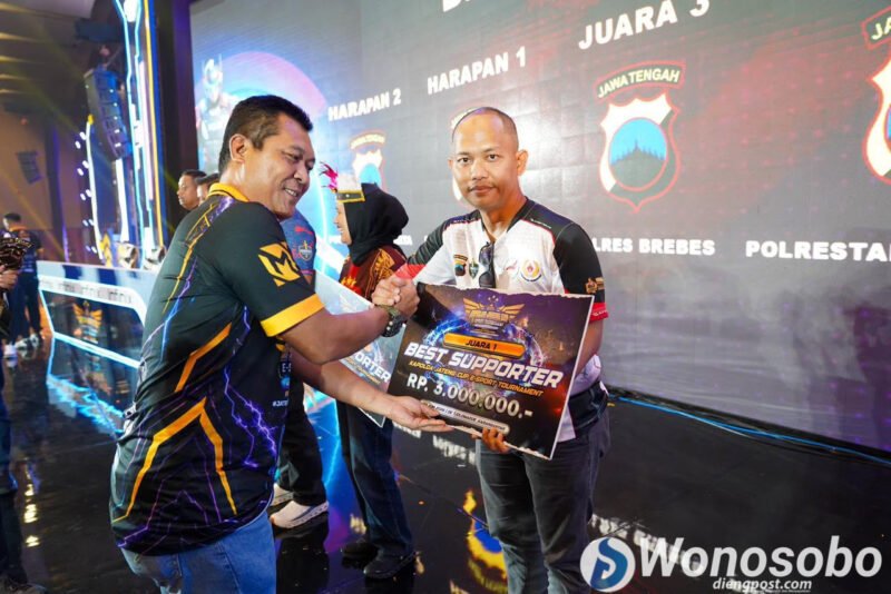 Penyerahan hadiah dalam ajang Kapolda Jateng Cup E-Sport Tournament 2026.