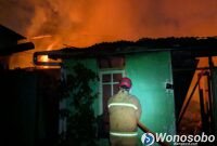 Petugas Damkar saat berusaha memadamkan api di singkir.