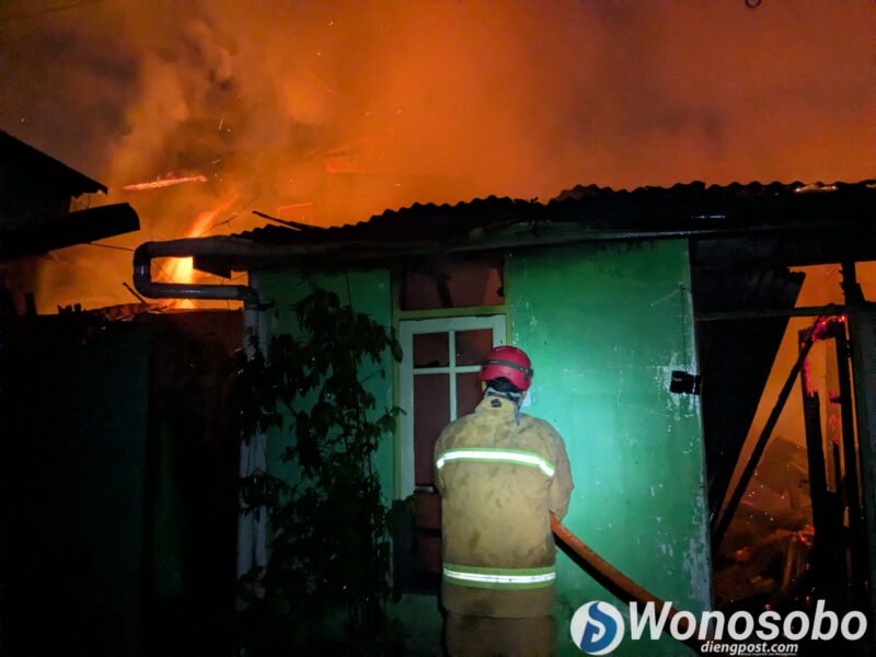 Petugas Damkar saat berusaha memadamkan api di singkir.