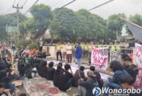 Ratusan massa yang tergabung dalam Aliansi Wonosobo Melawan, yang terdiri dari mahasiswa dan pengemudi ojek online (ojol), menggelar aksi unjuk rasa di depan Kantor Bupati Wonosobo, Jumat (26/6/2026).