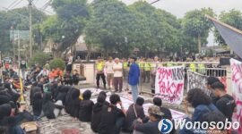 Ratusan massa yang tergabung dalam Aliansi Wonosobo Melawan, yang terdiri dari mahasiswa dan pengemudi ojek online (ojol), menggelar aksi unjuk rasa di depan Kantor Bupati Wonosobo, Jumat (26/6/2026).