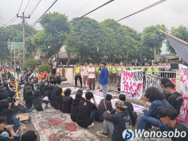 Ratusan massa yang tergabung dalam Aliansi Wonosobo Melawan, yang terdiri dari mahasiswa dan pengemudi ojek online (ojol), menggelar aksi unjuk rasa di depan Kantor Bupati Wonosobo, Jumat (26/6/2026).