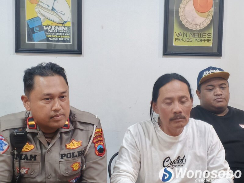 Ketua Dieng Jeep Federasi, Sucipto berbaju putih saat memberikan keterangan.