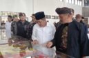 Bupati Wonosobo, Afif Nurhidayat saat meninjau pameran keris, barang antik, dan batu mulia di Gedung Sasana Adipura Kencana, Kabupaten Wonosobo.