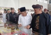 Bupati Wonosobo, Afif Nurhidayat saat meninjau pameran keris, barang antik, dan batu mulia di Gedung Sasana Adipura Kencana, Kabupaten Wonosobo.