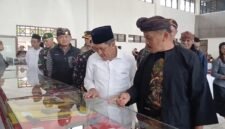 Bupati Wonosobo, Afif Nurhidayat saat meninjau pameran keris, barang antik, dan batu mulia di Gedung Sasana Adipura Kencana, Kabupaten Wonosobo.