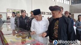 Bupati Wonosobo, Afif Nurhidayat saat meninjau pameran keris, barang antik, dan batu mulia di Gedung Sasana Adipura Kencana, Kabupaten Wonosobo.