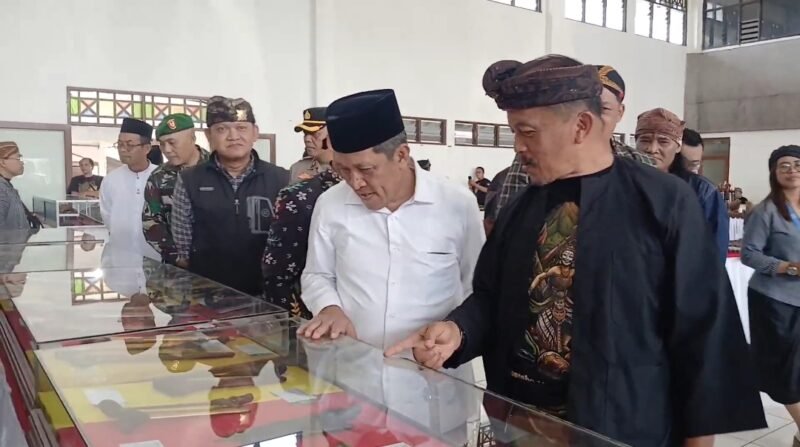 Bupati Wonosobo, Afif Nurhidayat saat meninjau pameran keris, barang antik, dan batu mulia di Gedung Sasana Adipura Kencana, Kabupaten Wonosobo.