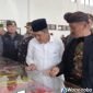 Bupati Wonosobo, Afif Nurhidayat saat meninjau pameran keris, barang antik, dan batu mulia di Gedung Sasana Adipura Kencana, Kabupaten Wonosobo.