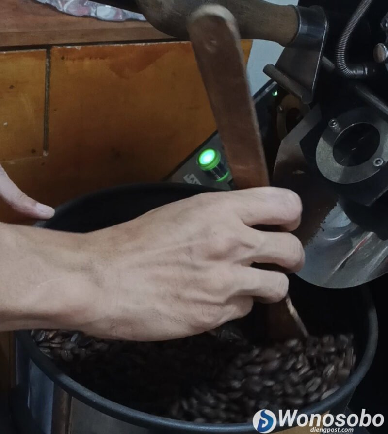 Pengolahan kopi di UMKM Wonosobo.