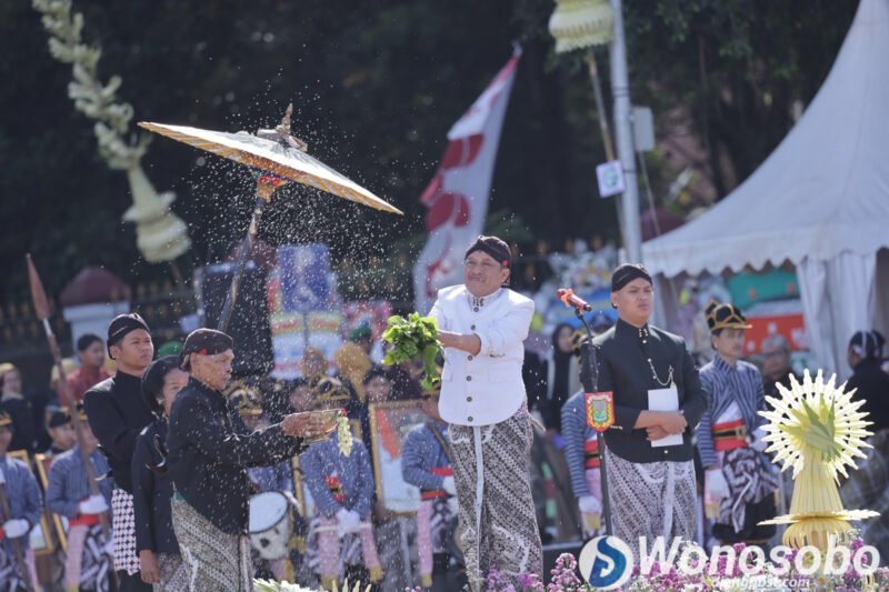 Prosesi Pisowanan Agung di alun alun Wonosobo sebagai puncak peringatan Hari Jadi ke 201.
