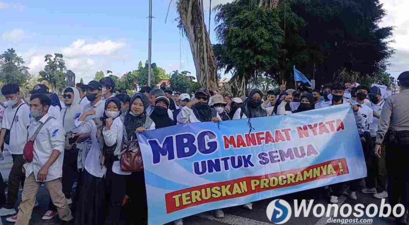 Ribuan relawan menggelar aksi damai di Alun-alun Wonosobo pada Rabu kemarin.