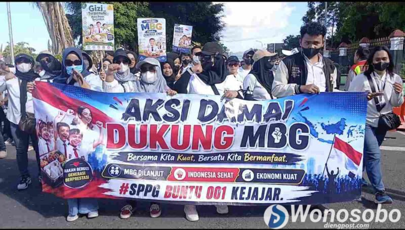 Ribuan relawan menggelar aksi damai di Alun-alun Wonosobo pada Rabu kemarin.