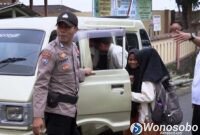 Bhabinkamtibmas Desa Damarkasian, Kecamatan Kertek, Kabuoaten Wonosobo, Bripka Fendi Teribowo lebih dulu mengantar anak-anak SD Negeri Damarkasian ke sekolah sebelum berangkat bertugas di kepolisian.