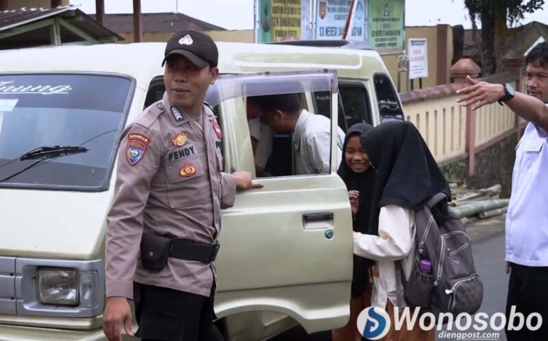 Bhabinkamtibmas Desa Damarkasian, Kecamatan Kertek, Kabuoaten Wonosobo, Bripka Fendi Teribowo lebih dulu mengantar anak-anak SD Negeri Damarkasian ke sekolah sebelum berangkat bertugas di kepolisian.