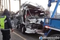 Petugas kepolisian saat mengevakuasi truk yang mengalami kecelakaan di Jalur Parakan-Kertek.