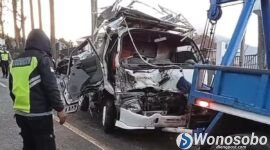Petugas kepolisian saat mengevakuasi truk yang mengalami kecelakaan di Jalur Parakan-Kertek.
