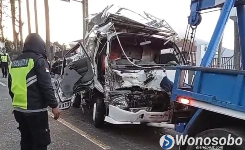 Petugas kepolisian saat mengevakuasi truk yang mengalami kecelakaan di Jalur Parakan-Kertek.