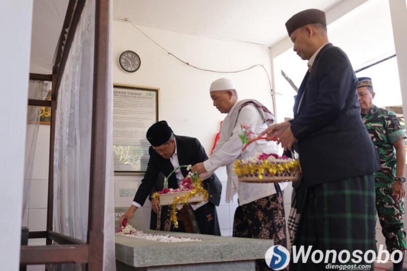 Jajaran Pemkab Wonosobo saat menggelar ziarah ke makam Bupati Wonosobo pertama, Kanjeng Raden Tumenggung (KRT) Setjonegoro, di Desa Payaman, Kecamatan Secang, Kabupaten Magelang, Selasa (21/7/2026).