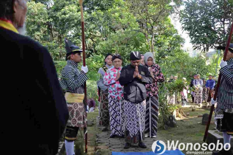 Tradisi bedhol kedaton di Desa Plobangan, Selomerto, Wonosobo.