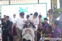 Tradisi sakral Ruwat Cukur Rambut Gimbal kembali digelar di Pendopo Bupati Wonosobo, Jumat (24/7/2026). 