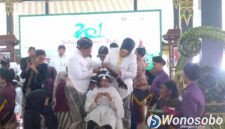 Tradisi sakral Ruwat Cukur Rambut Gimbal kembali digelar di Pendopo Bupati Wonosobo, Jumat (24/7/2026). 