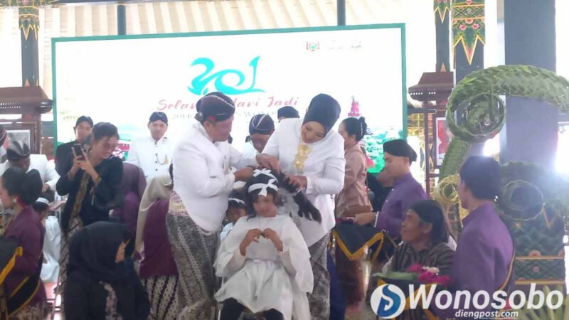 Tradisi sakral Ruwat Cukur Rambut Gimbal kembali digelar di Pendopo Bupati Wonosobo, Jumat (24/7/2026). 