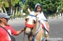 Lavanya Zeela Quintessa tampil ceria menunggangi kuda di Pendopo Kabupaten Wonosobo, Jumat (24/7/2026)