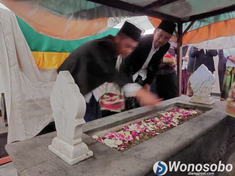 Dandim Letkol Inf Yoyok Suyitno memimpin langsung kegiatan tersebut di Makam KRT Selomanik Kaliwiro pada Jumat petang.