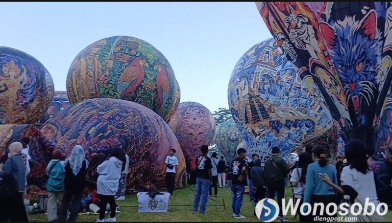 Warna-warni balon udara tradisional dalam gelaran Java Balloon Attraction (JBA) 2026 di Taman Rekreasi Kalianget, Minggu (5/7/2026).