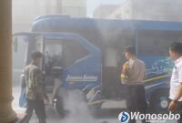 Sebuah minibus PO Juragan OTEWE yang mengangkut rombongan peziarah asal Kabupaten Kebumen terbakar di Jalan Bhayangkara, tepat di depan Mapolres Wonosobo, Minggu (5/7/2026) sekitar pukul 09.50 WIB.