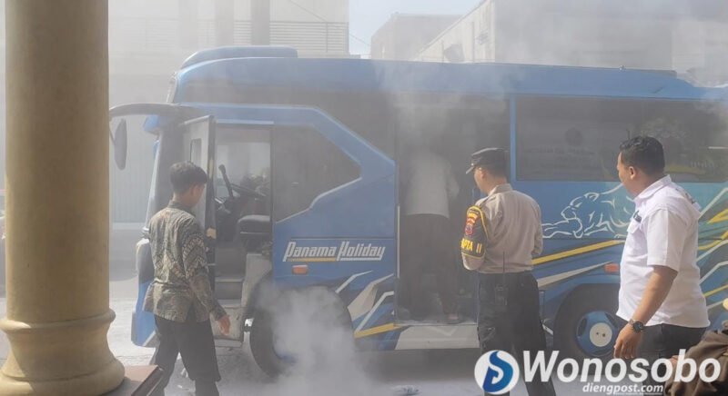 Sebuah minibus PO Juragan OTEWE yang mengangkut rombongan peziarah asal Kabupaten Kebumen terbakar di Jalan Bhayangkara, tepat di depan Mapolres Wonosobo, Minggu (5/7/2026) sekitar pukul 09.50 WIB.