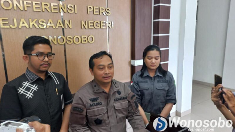 Kepala Seksi Intelijen Kejari Wonosobo, Agung Dhedi Dwi Handes (tengah) saat ditemui awak media.
